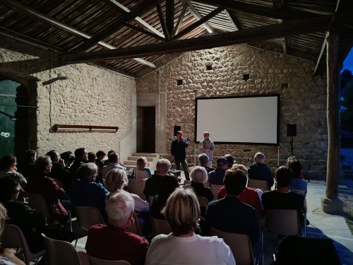 Deux superbes soirées de projection de documentaires sous le préau de l'école ! 