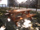 De nouvelles tables de pique-nique au jardinet du château de Castrevieille