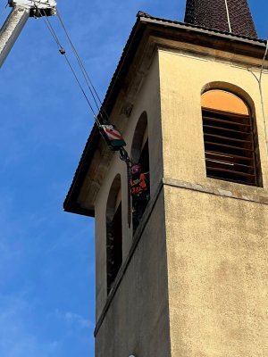 Le départ de la cloche de l'église pour se refaire une beauté ! 