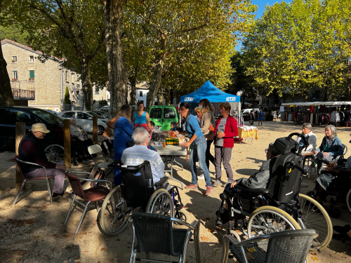 Semaine Bleue : un moment convivial sur le marché de Jaujac