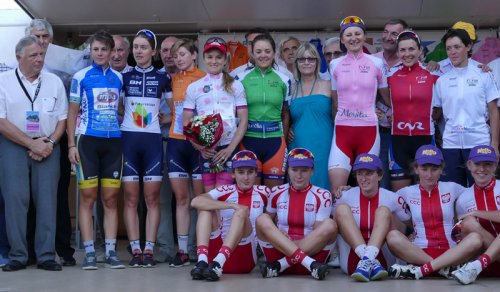 Le tour cycliste féminin dans la traversée de Jaujac