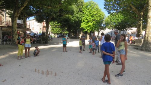 Un tournoi de mölkky sur la place du Champ de Mars