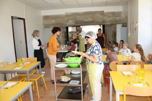 Les écoliers découvrent la cuisine d’Éva