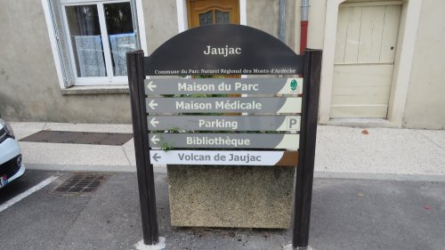 Un complément de signalisation dans le village