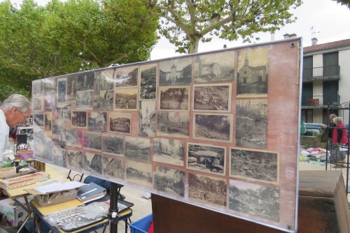 Le vide grenier sur la place du Champ de Mars