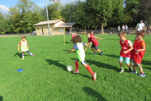 Footballeurs en herbe sur un stade labouré