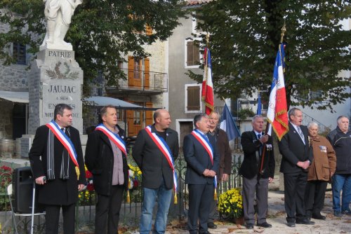 Commémoration devant le monument aux morts