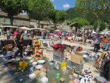 Brocante sur la place du Champ de Mars