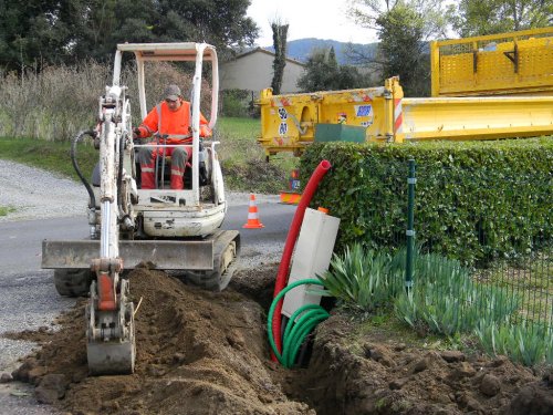 Début des travaux d'enfouissement de réseaux de la Place Saint Bonnet jusqu'a Fabras, le long de la RD 5