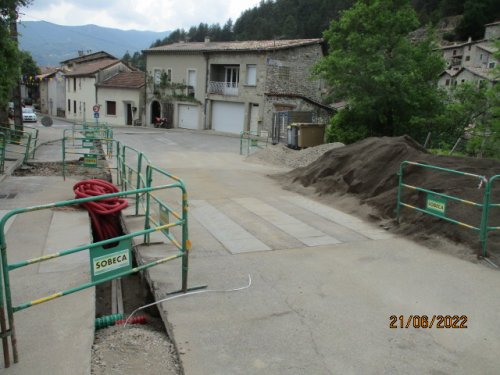 VERS LA FIN DES TRAVAUX D'ENFOUISSEMENT DES RÉSEAUX SECS DE LA PLACE SAINT BONNET JUSQU'A FABRAS, LE LONG DE LA RD 5