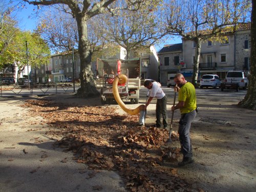 Les feuilles mortes se ramassent à la pelle 