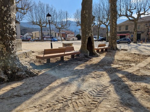 De nouveaux bancs et poubelles sur la Place