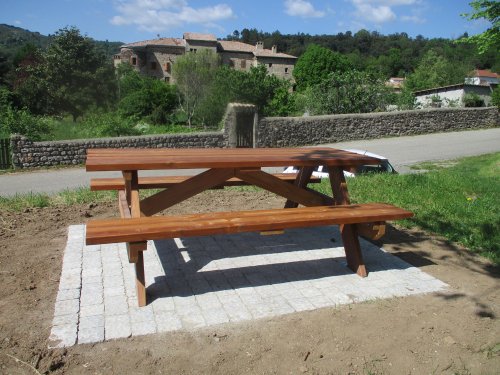 Installation d'une table de pique-nique au parking du cimetière / PNR