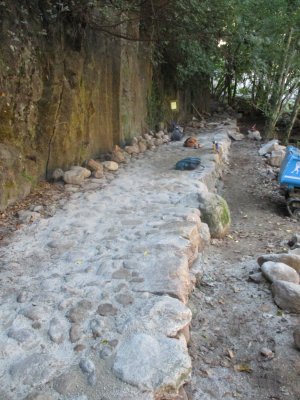 La rénovation des calades de la Plage de la Turbine au Pont dit romain a commencé