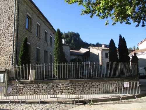 Après la façade, c'est au tour de l'entourage de la Mairie de faire peau neuve