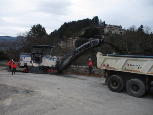 Derniers préparatifs avant le goudronnage de la RD5 de la Place St Bonnet jusqu'à la route des Plots