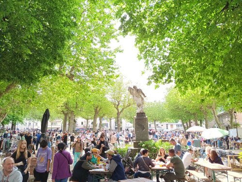 Très belle affluence à la brocante de Jaujac, organisée par l'amicale laïque !